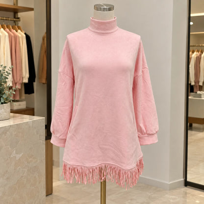 Renata™ | Minivestido de Gamuza con Flecos y Cuello Alto